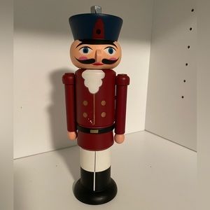 Nutcracker pepper mill